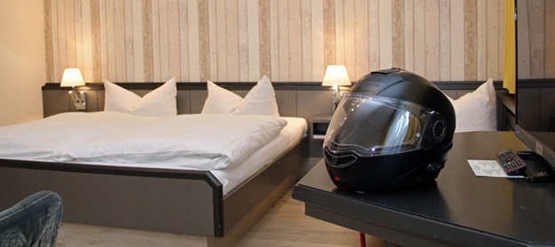 Motorradhelm im Zimmer