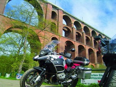 Tourenfahrer vor Göltzschtalbrücke